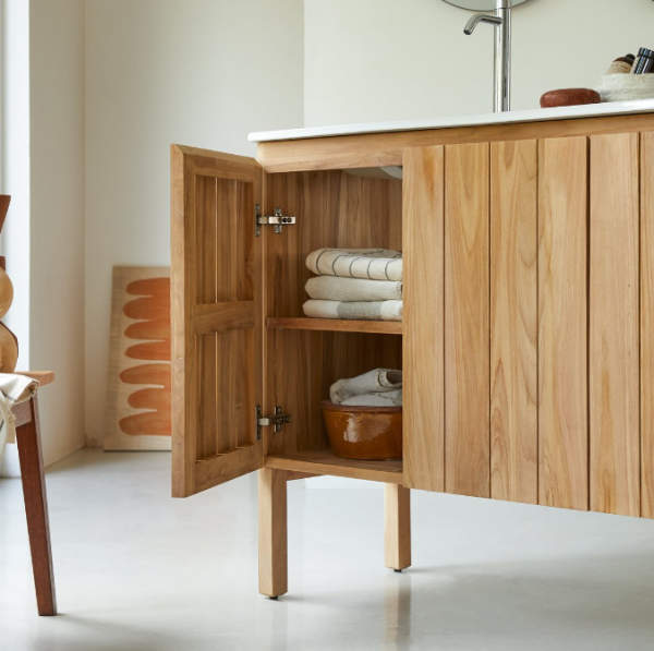 Lemari Samping dengan Detail Keramik Khas